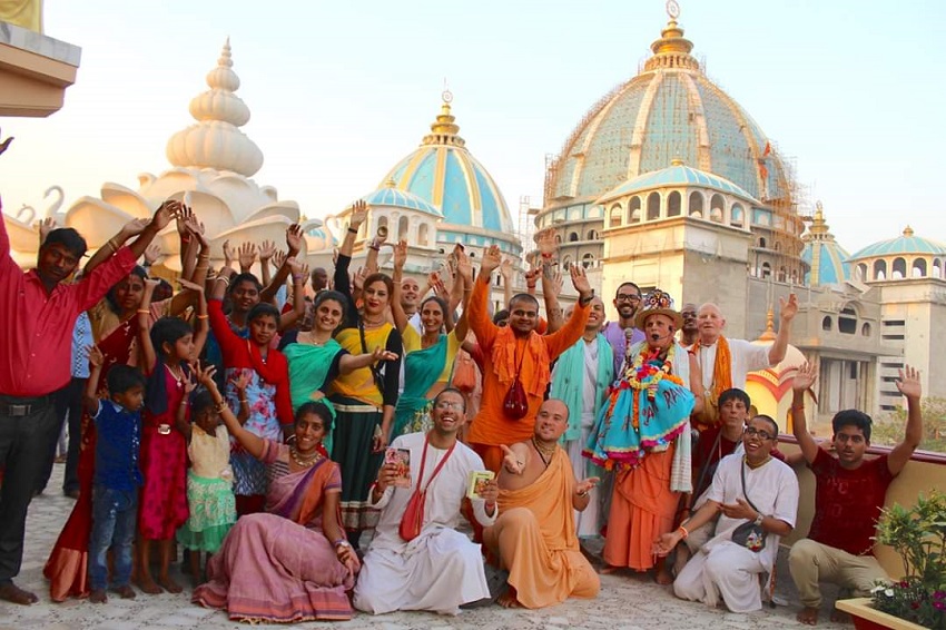 कृष्ण जनमाष्टमी के मौके पर मायापुर में लगी भक्तों की भीड़