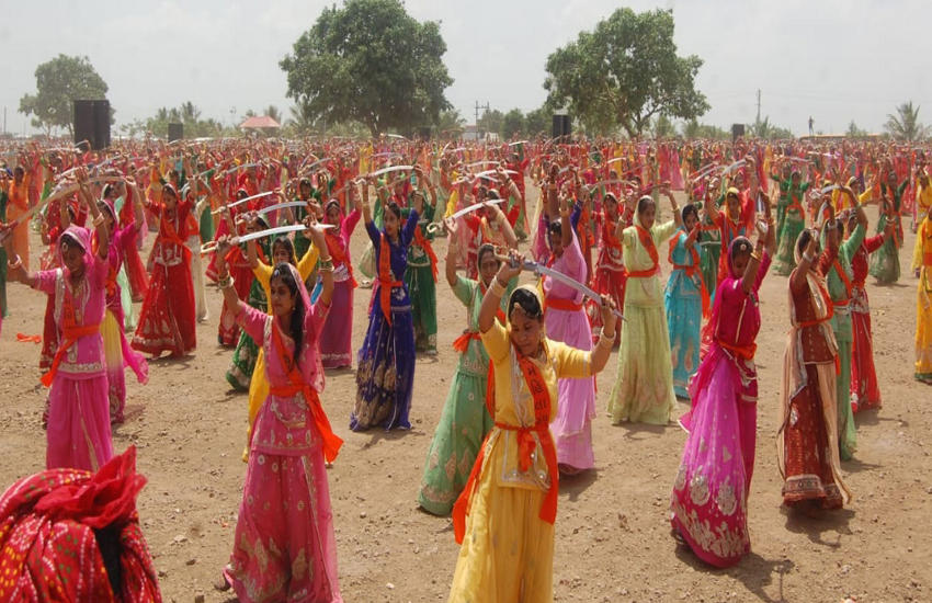 शहीदों की याद में राजपूत समाज की दो हजार युवतियों का तलवार रास