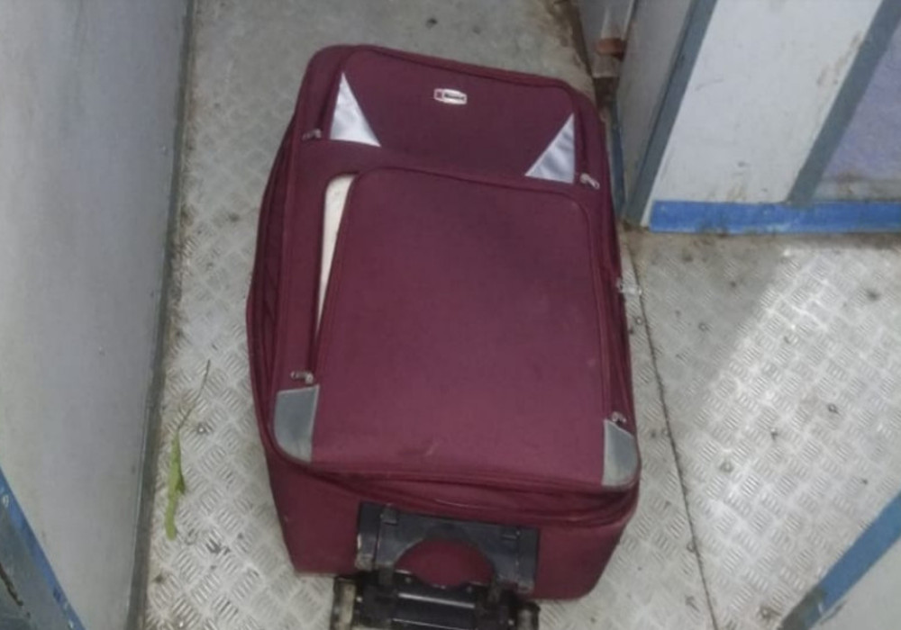 ट्रेन के डिब्बे में मिला लावारिस सूटकेस, बैग खोलने पर दंग रह गई पुलिस