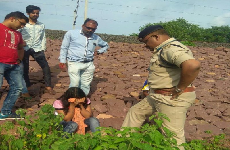 पति की बेवफाई से दुखी महिला डॉक्टर रेलवे ट्रैक पर लेटी, ट्रेन आने के डेढ़ मिनट पहले DSP ने बचाया