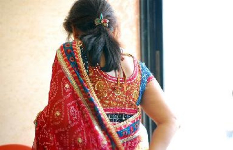 पति जेल गया तो उसकी पत्नी को देख दोस्त की बिगड़ गयी नियत, मदद के बहाने...