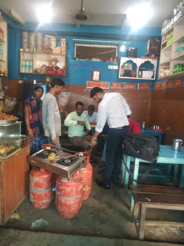 SDM takes action against two shopkeepers on use of domestic cylinder