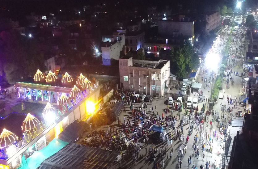 चित्तौडग़ढ़ जिले के कृष्णधाम सांवलियाजी मंदिर जन्माष्टमी पर शनिवार को रोशनी से नहाया हुआ व उमड़ी भीड़।