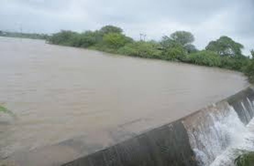 Water came in the pond-dam of Jawaja area