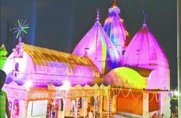 रात्रि में जन्मस्थान की शोभा अनुपम है।