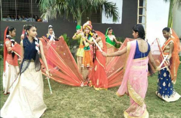 सबको आकर्षित कर रहा है नंद भवन।