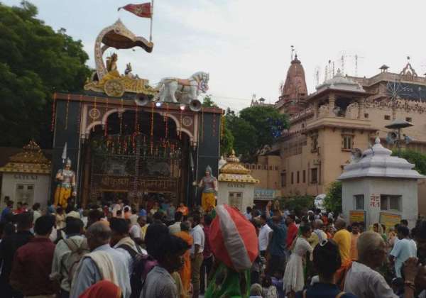 जन्मभूमि परिसर से निकाली जा रही शेभायात्रा में कलाकार प्रस्तुति दे रहे हैं।