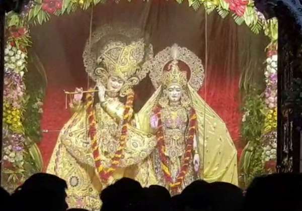 मंगला आरती के दौरान राधा और कृष्ण की अनुपम छवि।
