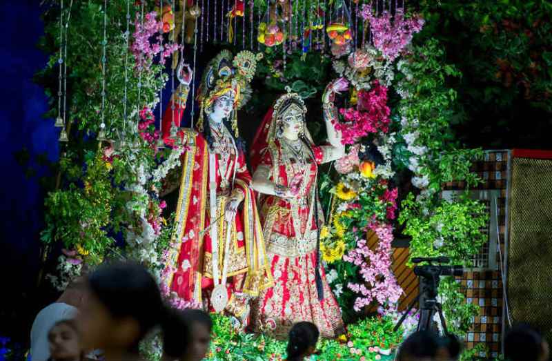 मथुरा में अजन्मे का जन्म, लाखों श्रद्धालु बने साक्षी, आज गोकुल में नंदोत्सव