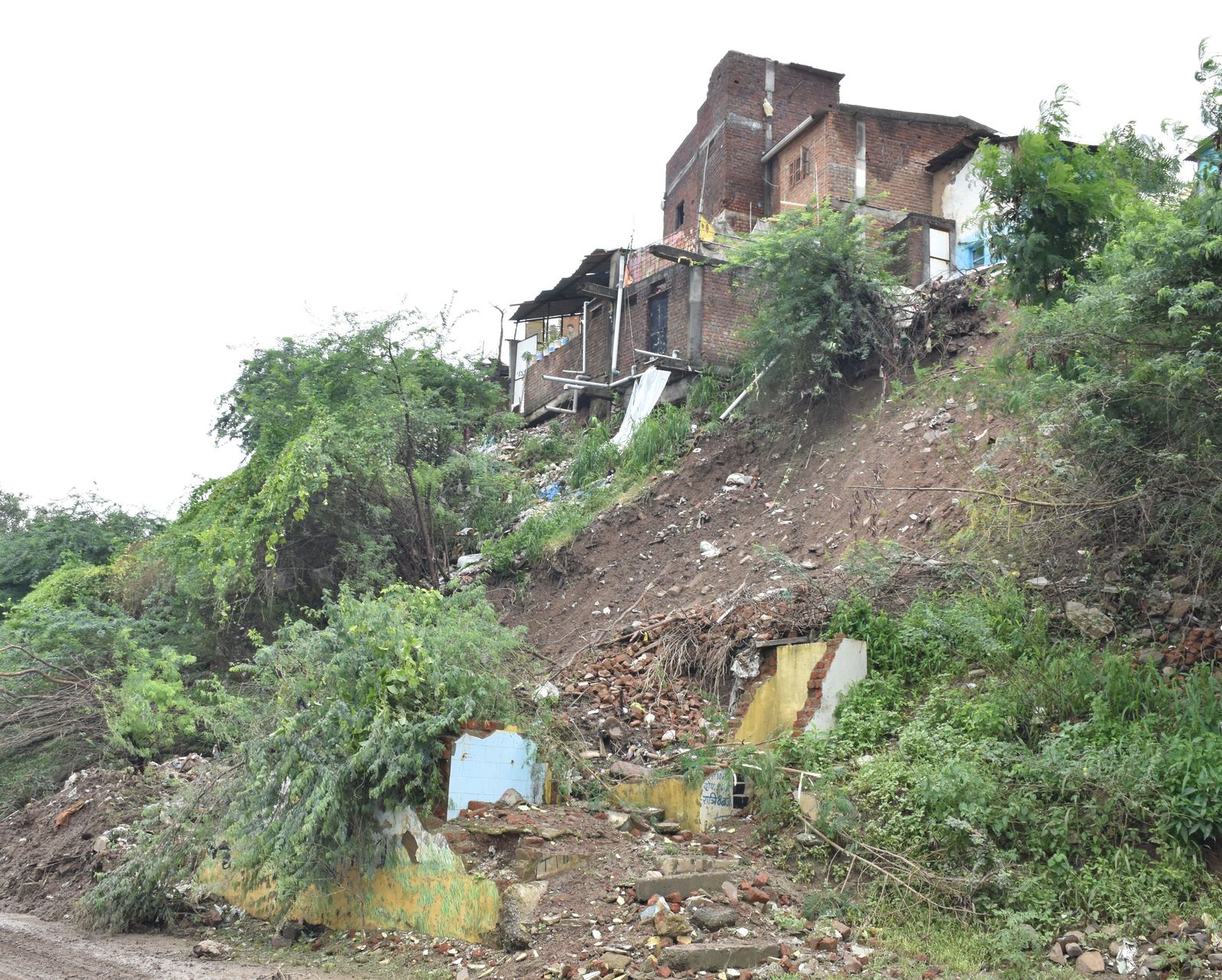मकानों के नीचे से खिसक रही मिट्टी से घाटी पर बसे 50 परिवारों पर खतरा