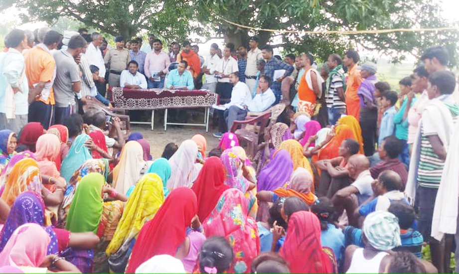 Collector spoke to the villagers on problem in Singrauli