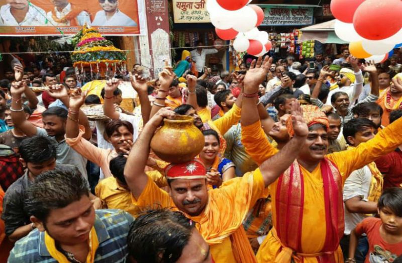 ब्रजधाम गोकुल में नंदोत्सव के अवसर पर कान्हा के जन्म की बधाई लेने का उमड़ा जनसैलाब