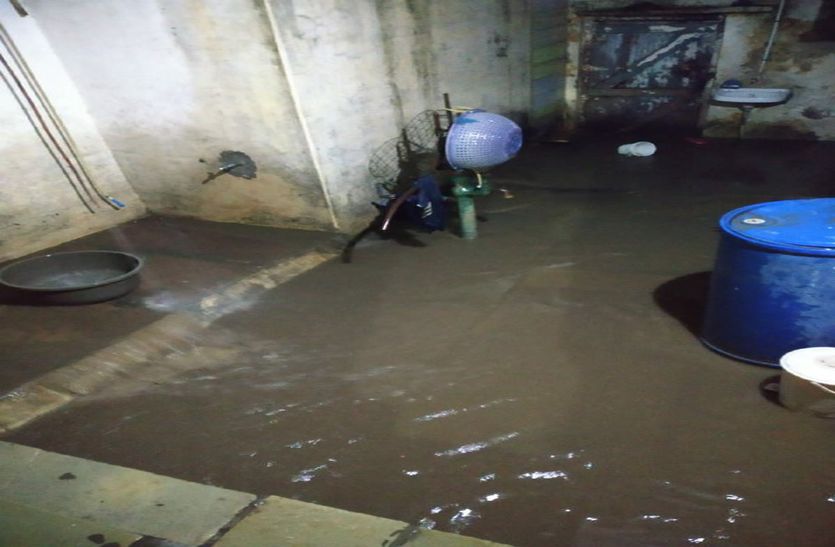 Heavy rain in Ratlam, many houses flooded