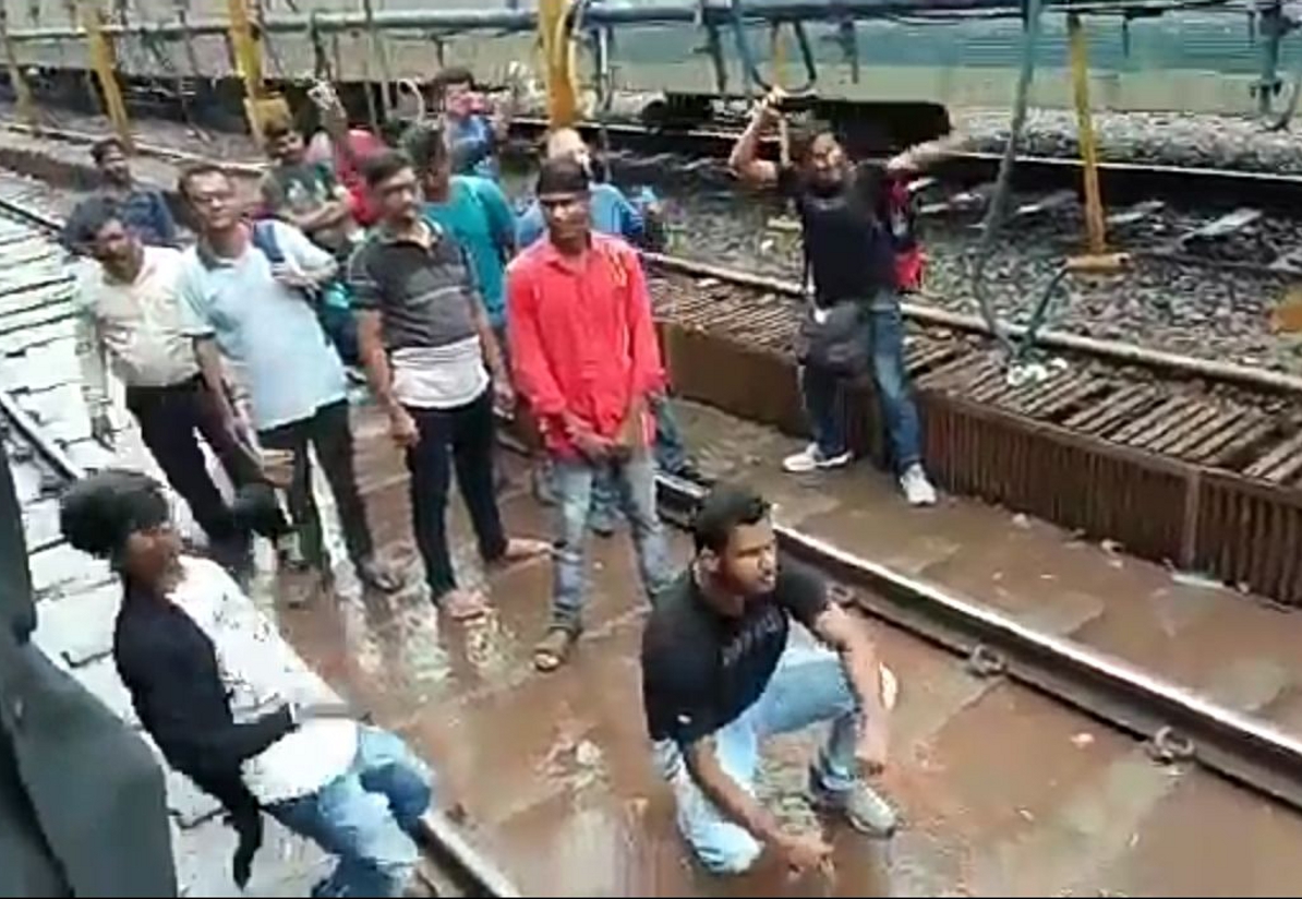 कोंकण रेलवे ने नागपुर के रास्ते चलाई ट्रेन तो यात्रियों ने किया ऐसा काम