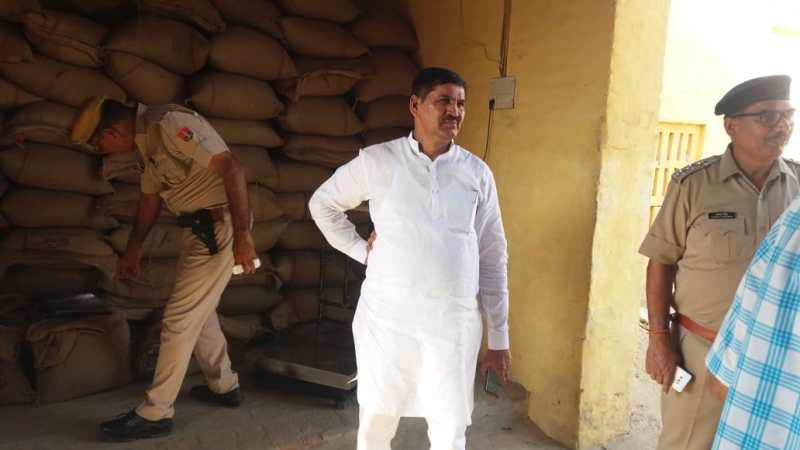 राशन की दुकानों की जांच करने खुद निकले खाद्य मंत्री, अनियमितताओं की खुल गई पोल