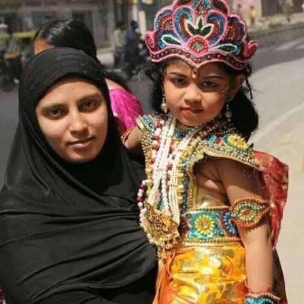 मुस्लिम महिला की गोद में कान्हा विराजमान