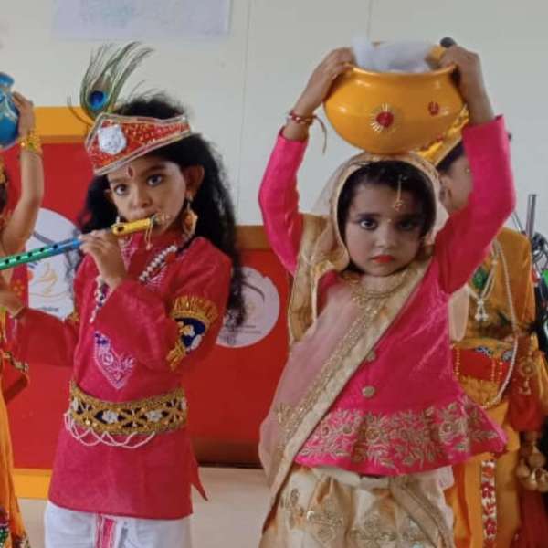 कान्हा के साथ मक्खन की मटकी भी