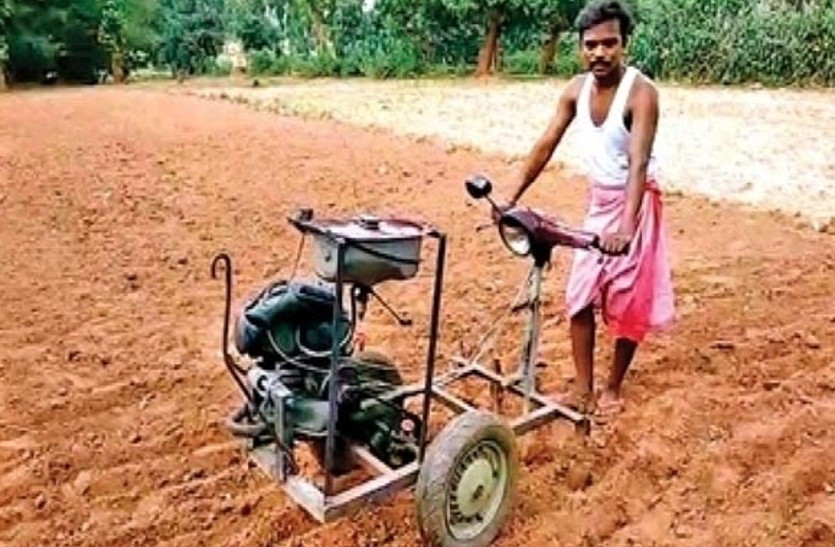 खेत में 'जुगाड़' से जुताई...स्कूटर स्क्रैप से किसान ने बनाई मशीन
