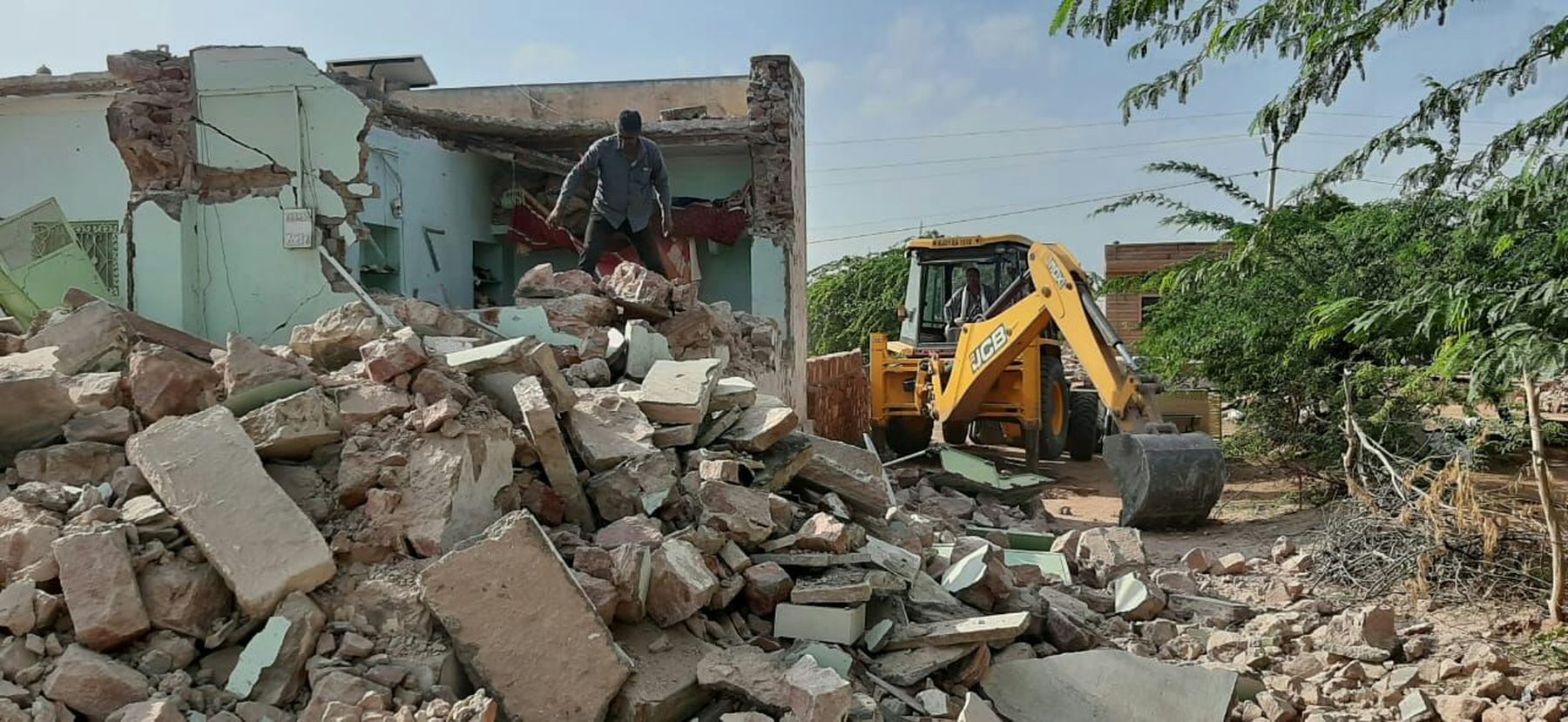 Encroachment collapsed, Trespassers threw stones, police lathi-charged