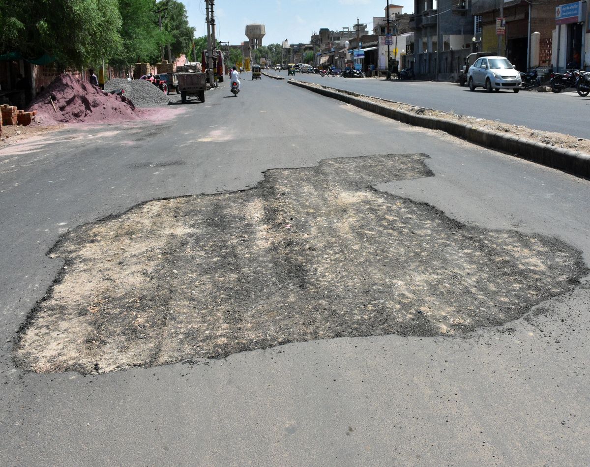 Bikaner: Asphalt and Jallies of uprooted road in a week - see photo