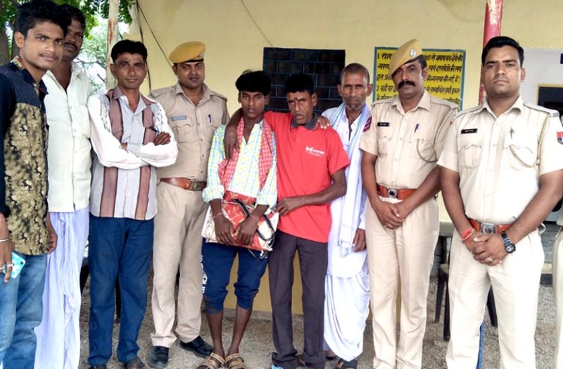 चार साल बाद पुत्र को देख फफक पड़ा सूर्यकांत, ग्रामीणों ने मानवता दिखा होटल में दिलाई थी शरण