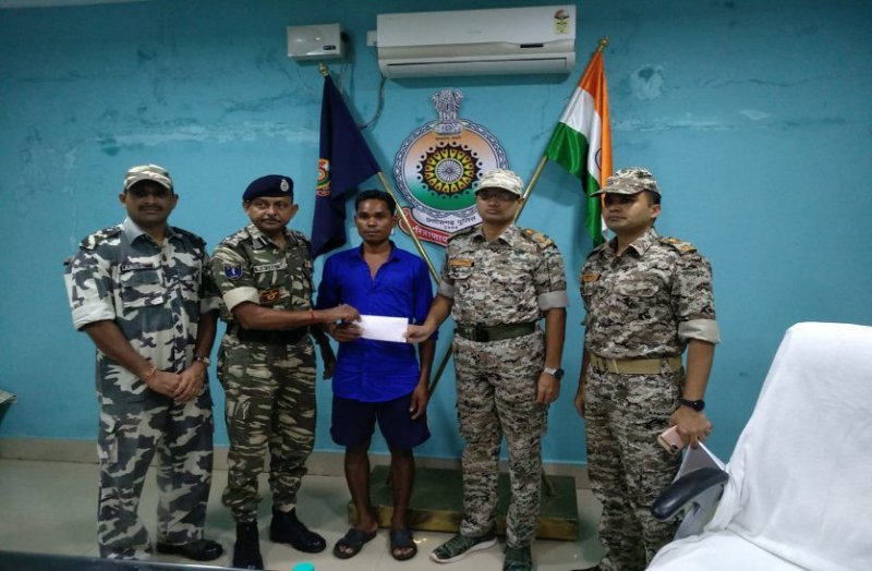 8 लाख के खूंखार इनामी डिप्टी कमांडर ने डाले हथियार, इन संगीन वारदातों को दे चुका है अंजाम