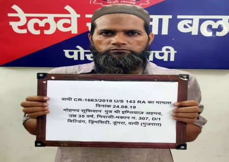 ज्यादा रुपए लेकर उपलब्ध कराते थे रेल टिकट