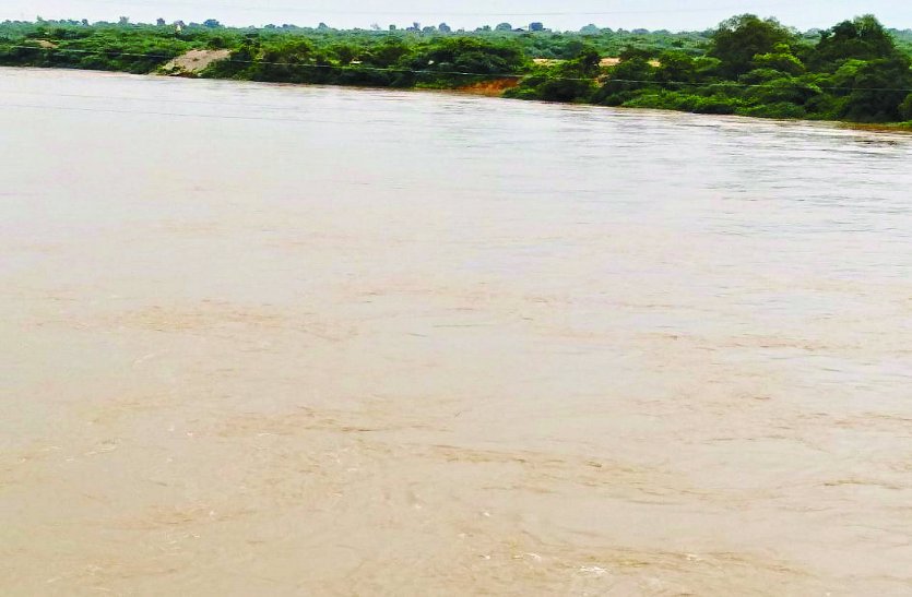 Overflowing water from Sindh River in mp 