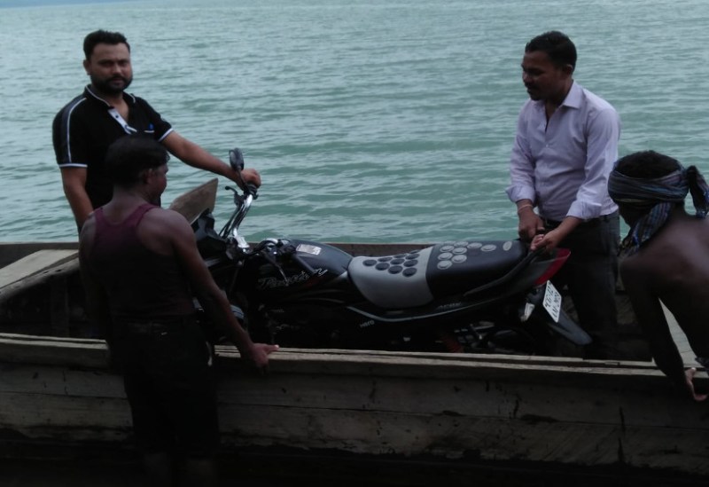 Social Pride : इनके लिए नौकरी का मतलब सिर्फ 9 से 5 की ड्यूटी नहीं, उफनते नदी में नांव से फिर 3 किमी जंगल में बाइक चलाकर पहुंचेे इलाज करने