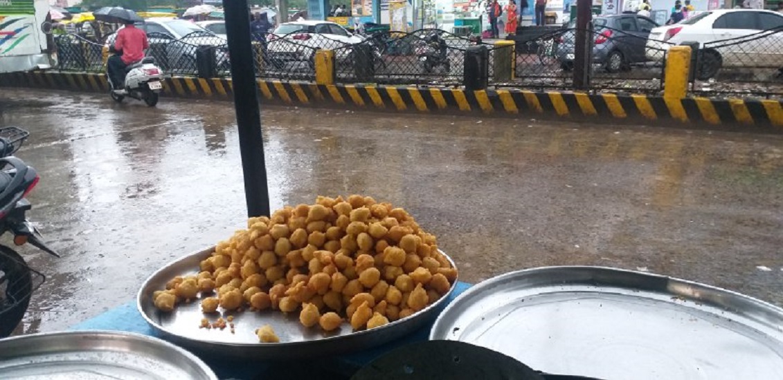 सड़क किनारे खुले में बिक रहा खाद्य पदार्थ