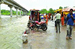 सुरक्षा में लापरवाही… पुल से टकराया पानी, फिर भी लोगों की रही आवाजाही - image