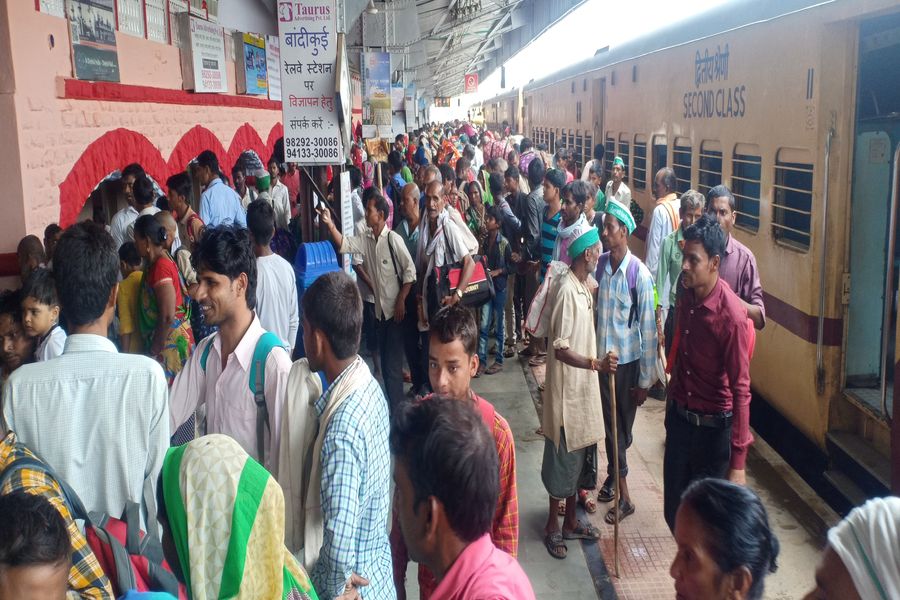 जयपुर यार्ड में ट्रेनों का संचालन बाधित होने से यात्री परेशान