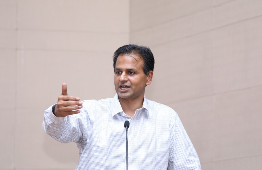 IIT Gandhinagar Lecture नेत्रहीनता का ८० फीसदी तक एक बार में उपचार संभव: डॉ अरविंद