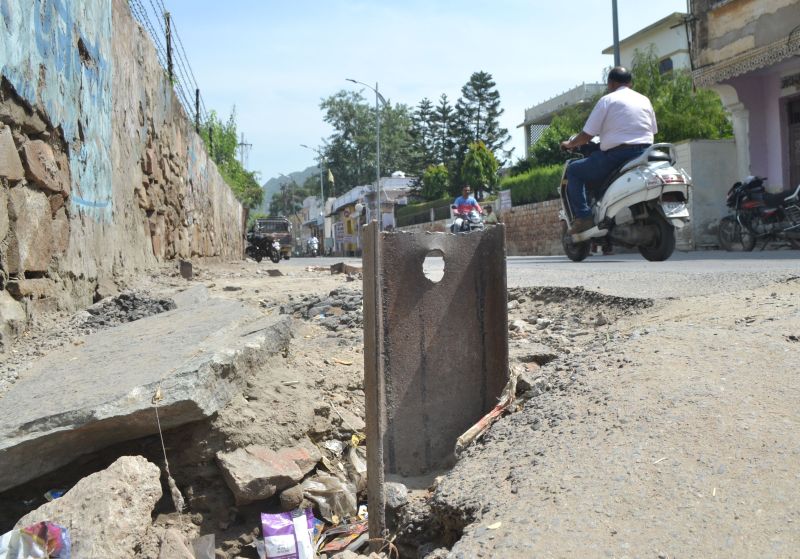 Smart city in ajmer : पोललैस के नाम पर बिजली के खम्भों को काटा