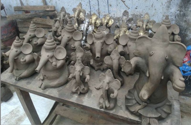 अच्छी पहल : गांवों की मिट्टी से बन रहे ईको फ्रैण्डली गणेश