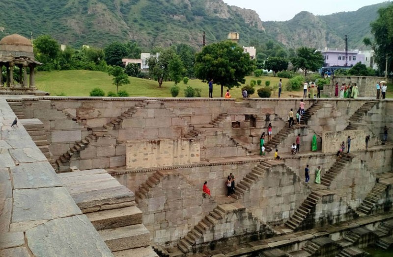पर्यटकों की पसंद बना टोडारायसिंह का हाडी रानी कुण्ड, प्रतिदिन सैकड़ों सैलानियों की हो रही आवाजाही