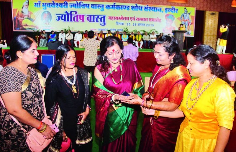 ज्योतिषियों ने देखी हाथ की रेखाएं, बोले- जन्मकुंडली के बिना नहीं मिलती मानसिक संतुष्टि