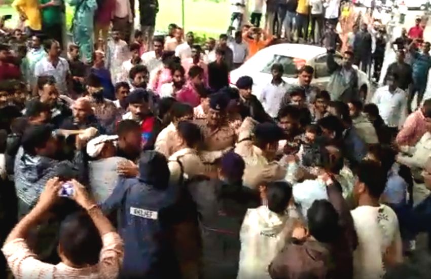 कलेक्टोरेट में ओला ड्राइवर ने की आत्मदाह की कोशिश, पुलिस ने दौड़ा-दौड़ाकर मारे डंडे