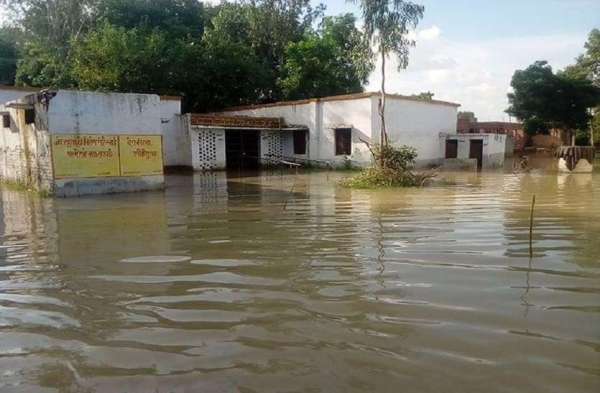 तेज बारिश से आई बाढ़