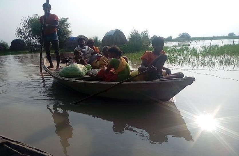 तेज बारिश से आई बाढ़, रोड काटकर गांवों व स्कूल में घुसा पानी, ग्रामीण हो रहे
परेशान