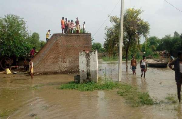 तेज बारिश से आई बाढ़