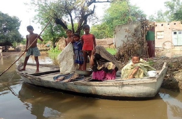 तेज बारिश से आई बाढ़