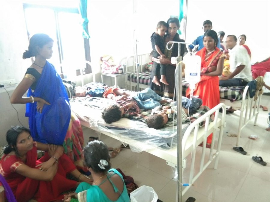 Many patients treated on one bed in Singrauli District Hospital