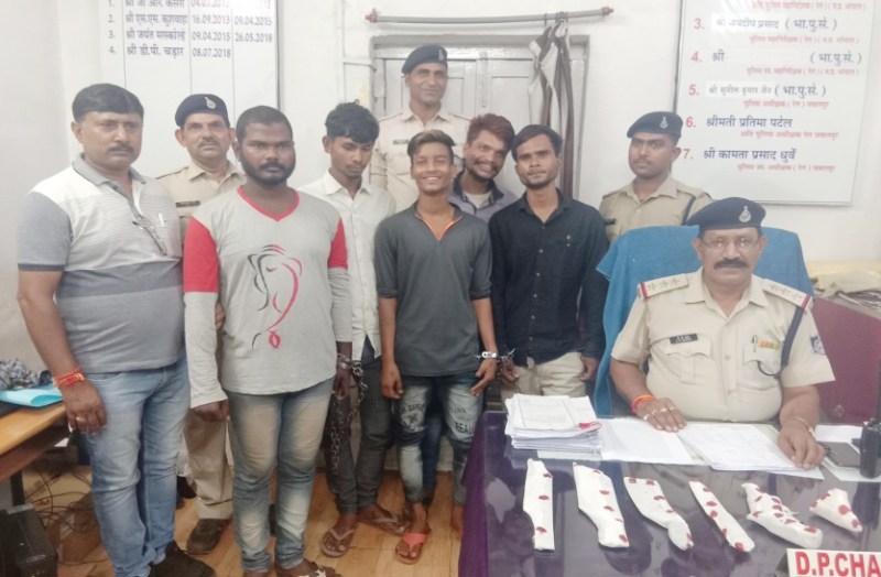 GRP Katni arrested robbery accused in trains
