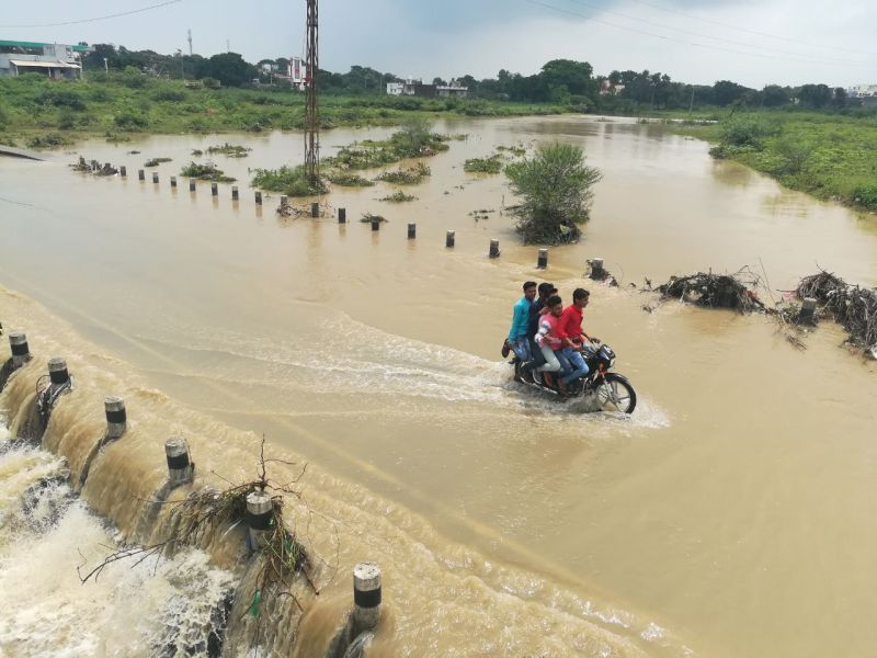 मूसलाधार बारिश के बाद नदी नाले उफान पर, सड़कें बनीं दरिया