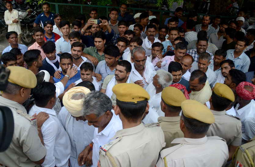 कांस्टेबल मुकेश जाट की हत्या का नही खुला राज, सर्वसमाज ने कलक्ट्रेट में प्रदर्शन कर दी धरने की चेतावनी