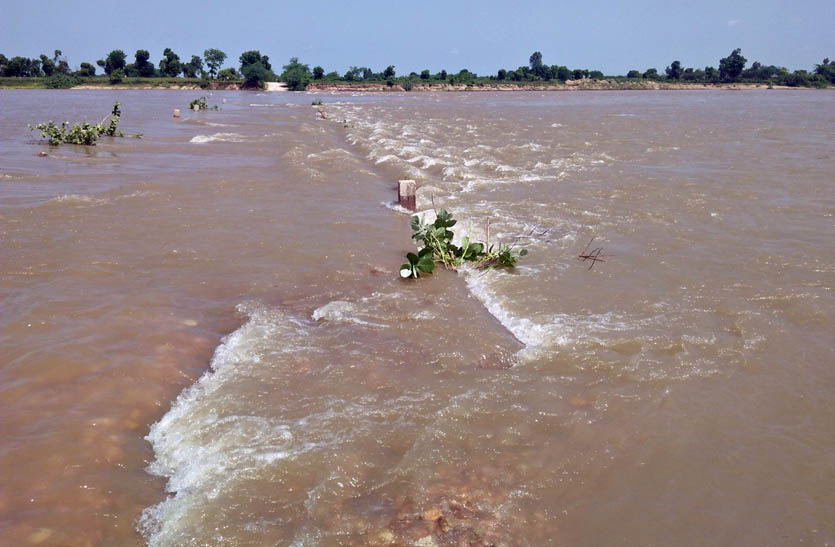 बीसलपुर के पानी में डूबी बनास की गहलोद रपट , टोंक आने-जाने के लिए लगाना पड़ रहा 50 किमी का चक्कर