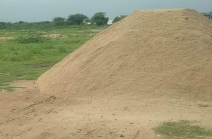 खननकर्ताओं की दबंगई, स्कूल परिसर में लगाए बजरी के ढेर, शिकायतों के बावजूद प्रशासन बरत रहा है अनदेखी