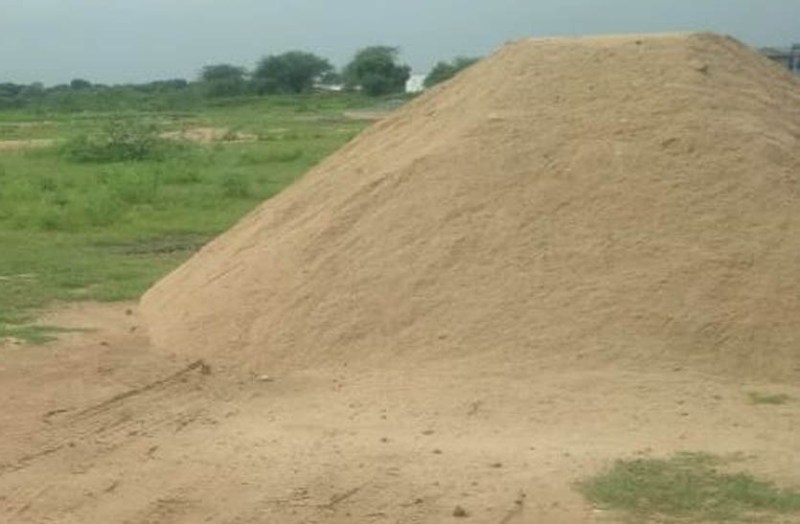 खननकर्ताओं की दबंगई, स्कूल परिसर में लगाए बजरी के ढेर, शिकायतों के बावजूद प्रशासन बरत रहा है अनदेखी