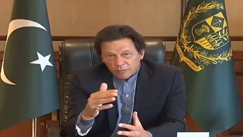 Imran Khan : इधर पीएम मोदी के गले में हार...उधर पाक पीएम बन गए ड्राइवर!!